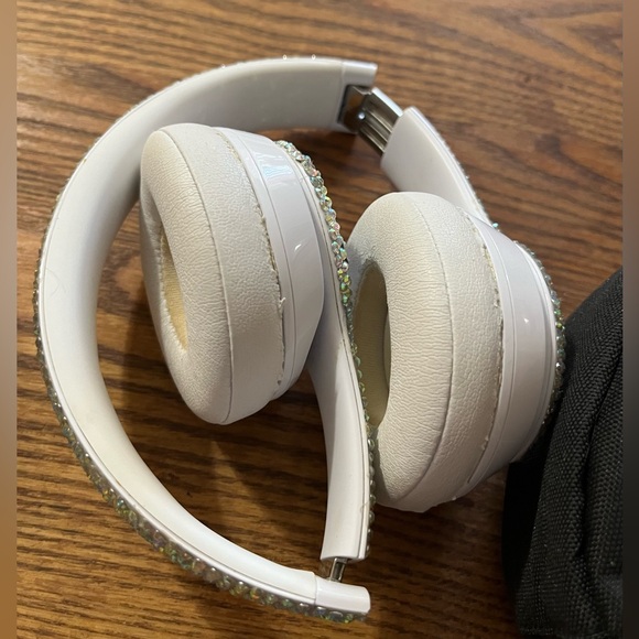 OOAK BEATS by Dr Dre Solo3 - White & Rhinestone’s with Case - Wireless - Picture 9 of 11